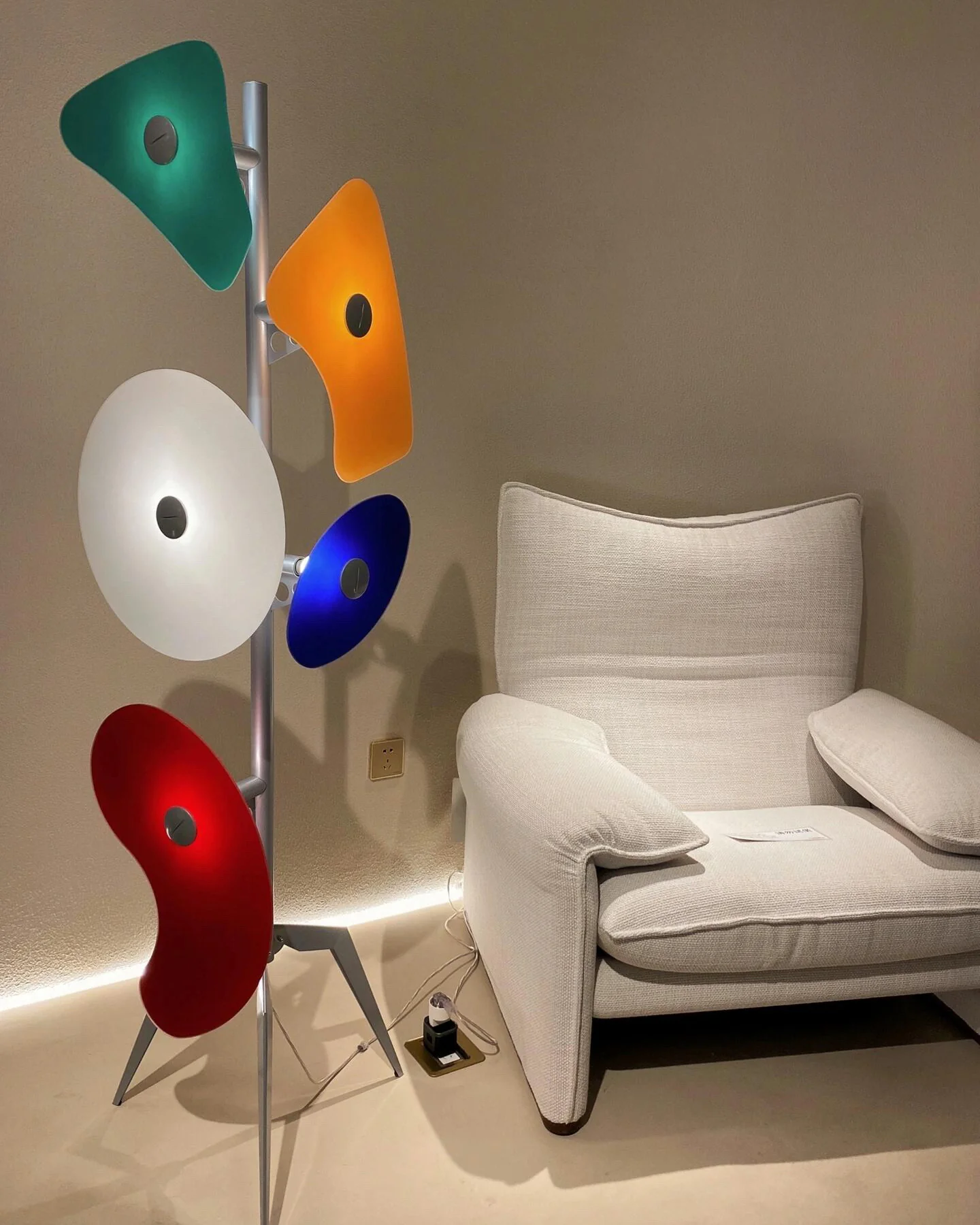 WOMO Post Modern Tripod Floor Lamp-WM7088 - Image 9